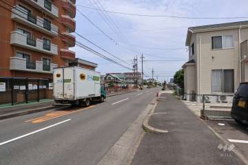 敷地東側の前面道路（南側から）