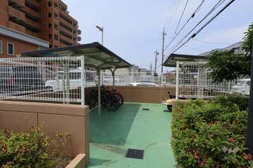 北側の駐輪場（屋根付き）