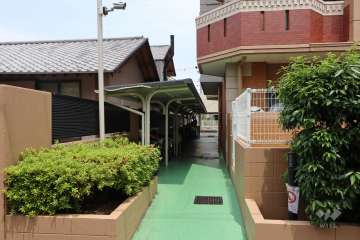 西側の駐輪場（屋根付き）