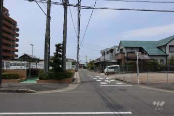 敷地北側の前面道路（東側から）