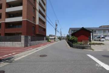 敷地東側の前面道路