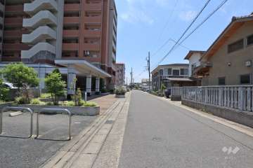 敷地西側の前面道路