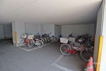屋内に設けられた駐輪場