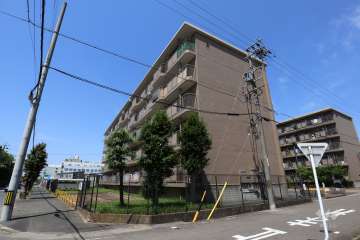 パビリオン朝宮公園A棟南の外観(南東側から）