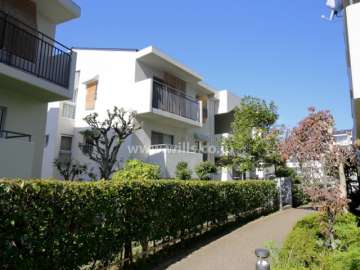 公団千里緑丘団地２１号棟の外観（南東側から）