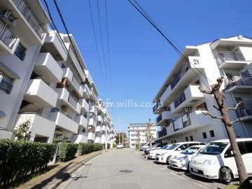 公団千里緑丘団地２１号棟西側の通路