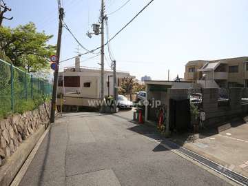 敷地北西側の前面道路。周辺は高台の閑静な住宅地です。