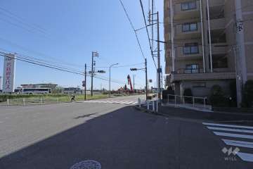 敷地北東側の前面道路