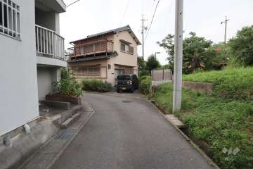 敷地東側の前面道路（南側から）