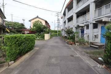 敷地北側の前面道路（西側から）