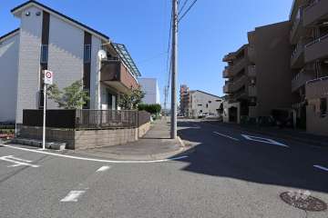 敷地北側の前面道路