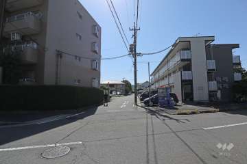 敷地西側の前面道路