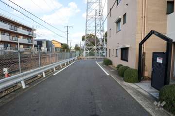 敷地北側の前面道路