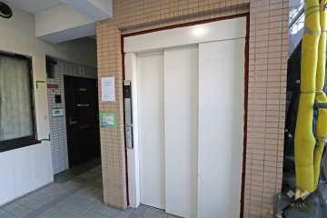 共用のエレベーター※2022年11月現在、大規模修繕工事中