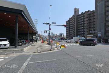 敷地西側の前面道路