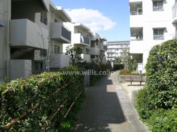 敷地内の通路（左側の建物が22号棟）