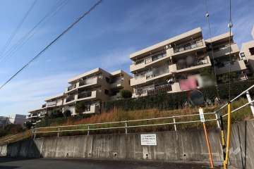 メゾン中央台9号棟の外観(南東側から）