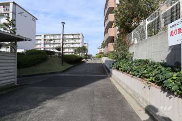 敷地西側の前面通路（南側から）