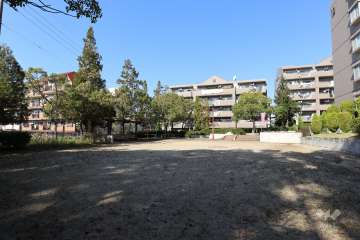 敷地南側にある広場