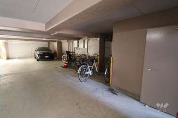 屋内に設けられた駐輪場