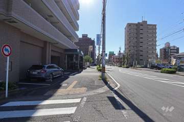 敷地西側の前面道路