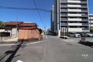 敷地西側の前面道路