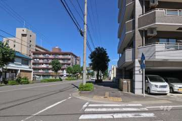 敷地西側の前面道路