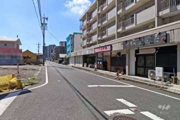 敷地東側の前面道路と1Fテナント