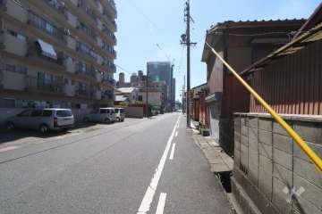 敷地西側の前面道路