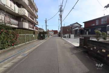 敷地南側の前面道路（西側から）