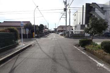 敷地北側の前面道路（東側から）
