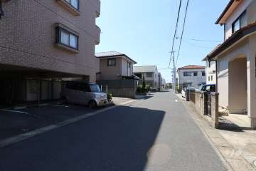 敷地西側の前面道路
