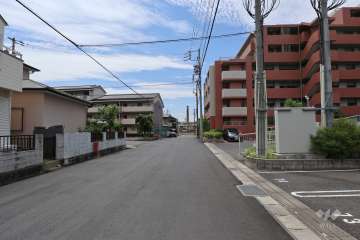 ロ敷地東側の前面道路（北側から）