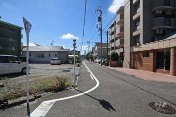 敷地北東側の前面道路（北西側から）