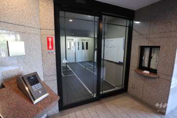 エントランスはオートロック付きです。