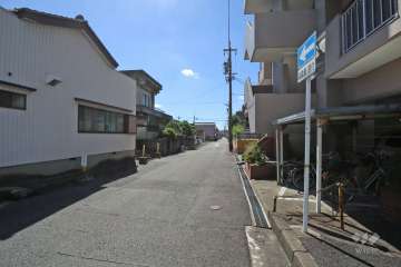 敷地北東側の前面道路