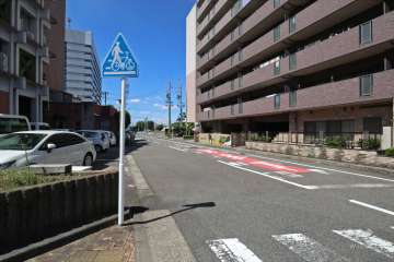 敷地南東側の前面道路（北東側から）