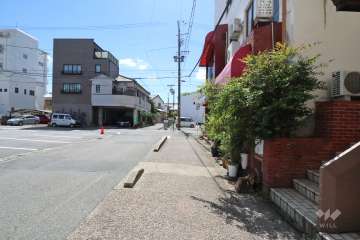 敷地北東側の前面道路