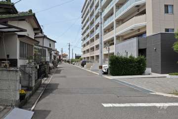 敷地南側の前面道路（東側から）