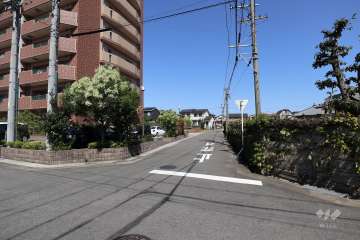 敷地東側の前面道路（南側から）