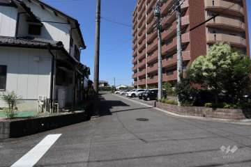 敷地南側の前面道路（東側から）