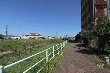 敷地西側は八田川に面しています。