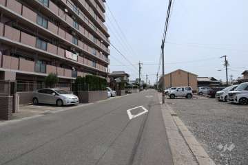 敷地南側の前面道路（西側から）