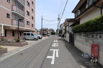 敷地東側の前面道路（南側から）