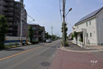 敷地西側の前面道路（北側から）