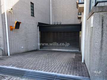 敷地内駐車場の出入り口（リングシャッター付き）