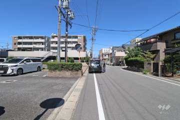 敷地北東側の前面道路