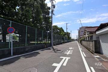 敷地西側の前面道路