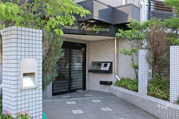 エントランスはオートロック付きです。