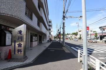 敷地北側の前面道路（東側から）